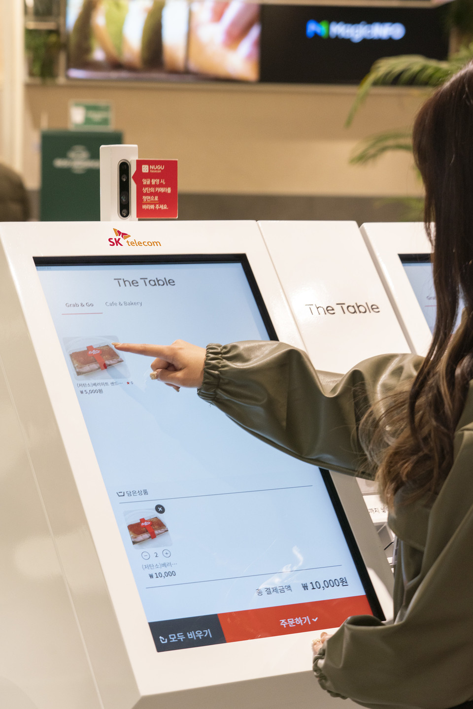 SKT 직원이 대체육을 활용한 샌드위치를 이용하고 있는 모습. (사진=SKT 제공)