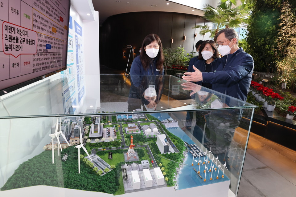 한수원이 2021년도 Digital KHNP 성과 공유회를 개최했다. 정재훈 사장이 전시물을 둘러보고 있다. (사진=한수원 제공)