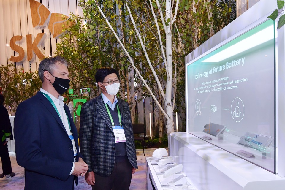 美 라스베이거스에서 열린 CES2022 현장에서 현지시간 5일 美 솔리드파워 최고마케팅책임자(CMO) 존 제이콥(Jon Jacobs, 오른쪽), SK이노베이션 이성준 환경과학기술원장(왼쪽) 등 양사 경영진이 만났다.(사진=)
