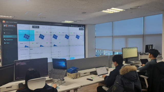 컴퍼니위 관계자들이 추적식 태양광 원격 제어 시스템을 시연하고 있다. (사진=컴퍼니위 제공)