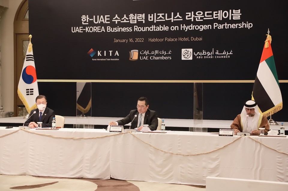 한국무역협회(회장 구자열)가 16일 두바이에서 개최한 '한-UAE 수소협력 비즈니스 라운드테이블’에서 무역협회 구자열 회장이 참가자들의 발언 내용을 경청하고 있다. (사진=한국무역협회 제공)