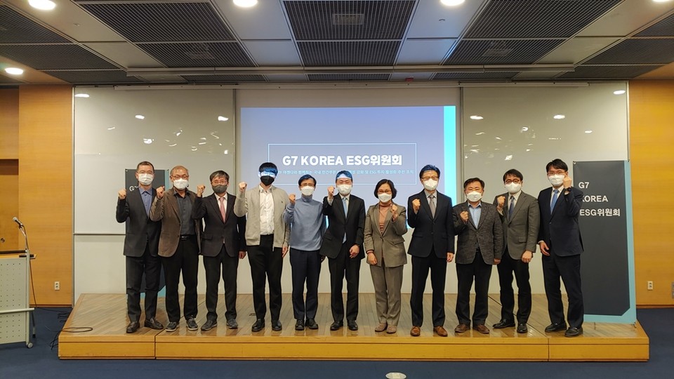 세미나가 끝나고 참가자들이 단체사진을 찍고있다. (사진=한국표준협회 제공)