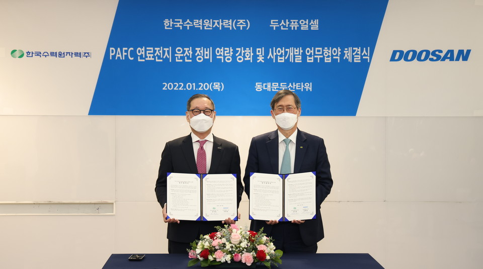 한수원과 두산퓨얼셀이 연료전지 주기기 운전,정비 역량 확보를 위한 업무협약을 체결했다. (왼쪽부터)정형락 두산퓨얼셀사장, 정재훈 한수원 사장이 기념촬영을 하고 있다. (사진=한수원 제공)