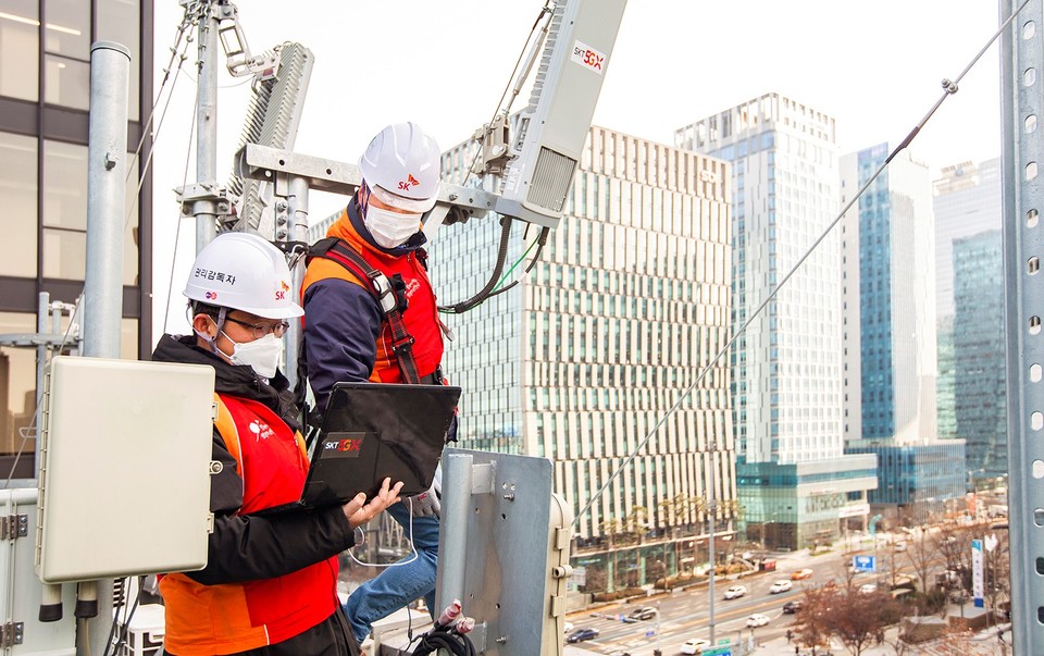 SK텔레콤은 ‘21년 네트워크 장비 소모 전력을 53% 절감하는 싱글랜(Single Radio Access Network) 기술을 도입해 국내 통신분야 최초로 온실가스 감축을 통한 탄소배출권을 인정 받았다. 사진은 SK텔레콤의 싱글랜 기술을 테스트하는 모습. (사진=SK텔레콤 제공)