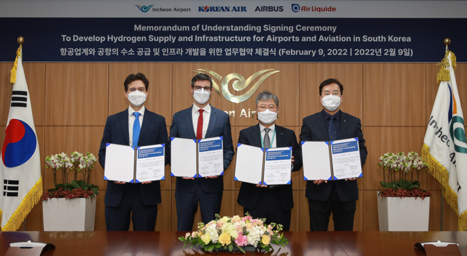 9일 오후 인천공항공사 회의실에서 열린 ‘항공업계와 공항의 수소공급 및 인프라 개발을 위한 업무협약 체결식’에서 인천공항공사 전형욱 인프라본부장(사진 가운데 오른쪽)이 대한항공 오퍼레이션부문 이수근 부사장(사진 오른쪽에서 1번째), 에어버스코리아 파브리스 에스피노자 대표이사(사진 가운데 왼쪽), 에어리퀴드코리아 기욤 코테 대표이사(사진 왼쪽에서 1번째)와 기념촬영을 하고 있다. (사진=인천국제공항공사 제공)
