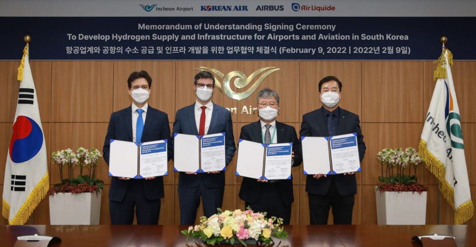 (왼쪽부터)기욤 코테 에어리퀴드코리아 대표, 파브리스 에스피노자 에어버스코리아 대표, 전형욱 인천공항공사 인프라본부장, 이수근 대한항공 안전보건 총괄 겸 Operation부문 부사장이 협약 체결 후 기념사진을 촬영하고 있는 모습. (사진=대한항공 제공)