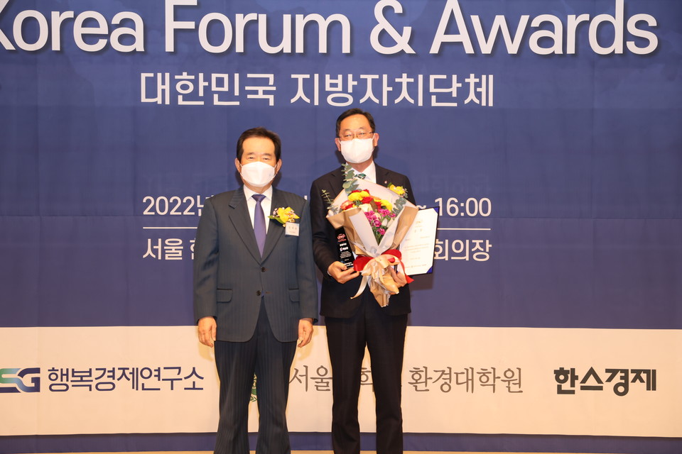 제1회 지방자치단체 ESG코리아어워드에서 (왼쪽부터)정세균 전 국무총리와 명현관 해남군수가 기념촬영을 하고 있다. (사진=해남군 제공)