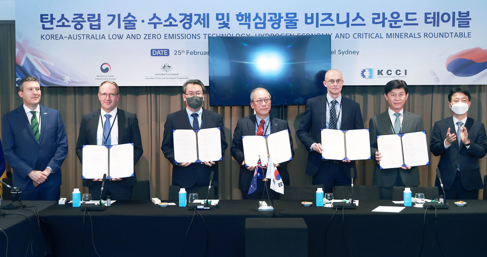 25일(현지시간) 호주 시드니 포시즌스 호텔에서 열린 '한-호 비즈니스라운드 테이블'에서 K-CCUS 권이균 단장(왼쪽에서 세 번째) 및 관계자들이 CCS 사업 협력 관련 다자간 업무협약을 체결하고 기념사진을 촬영하고 있다.(사진=K-CCUS 추진단 제공)