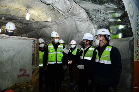 전력구 점검을 하고 있는 한전 정승일 사장(오른쪽에서 두 번째). (사진=한전 제공)
