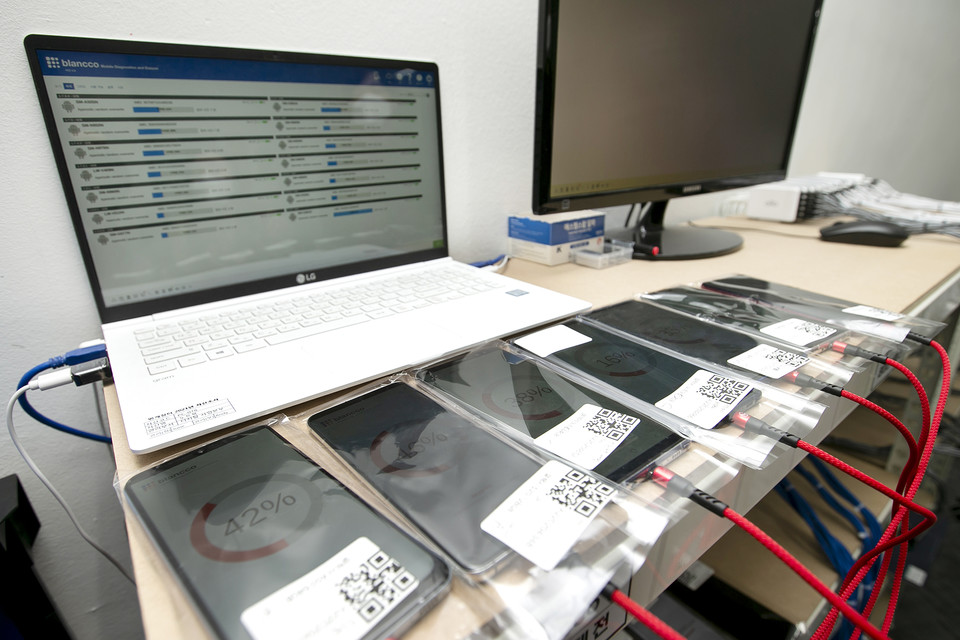 ‘블랑코 데이터 삭제 솔루션(BMDE)’을 사용해 중고폰 데이터 완전 삭제를 진행 중인 모습. (사진=KT 제공)