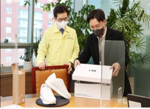 지난해 10월 ㈜엘에이알에서 성동구 자원회수센터 작업자를 위해 친환경 운동화 50켤레를 기부했다. (사진=성동구 제공)