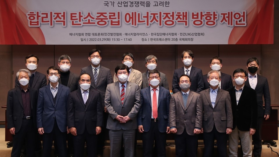 참석자들이 기념촬영을 하고 있다. (사진=민간발전협회 제공)