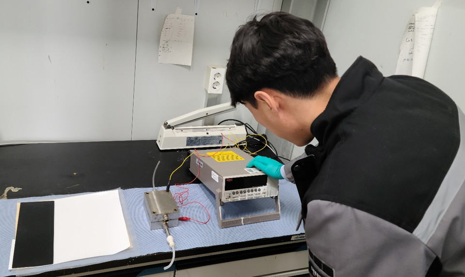 연구진이 개발한 Ec desalination 시스템에서 출력을 확인하는 모습. (사진=한국에너지기술연구원 제공)