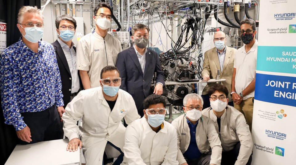 관계자들이 단체사진을 촬영하고 있다. (사진=현대자동차)