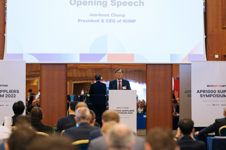 정재훈 사장은 원전 수출에도 끊임없이 노력을 기울였다. 사진은 한수원과 한국원전수출협회, 체코상공회의소가 3월 22일 체코 프라하 힐튼호텔에서 개최한 ‘APR1000 공급자 심포지엄’에서 정재훈 한수원 사장이 기조연설을 하고 있는 모습. (사진=한수원)