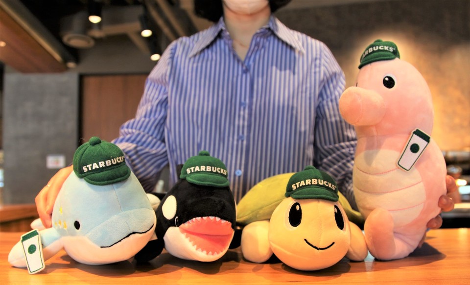 폐플라스틱을 활용한 소재로 제작된 해양동물 인형 4종. (사진=스타벅스 제공)
