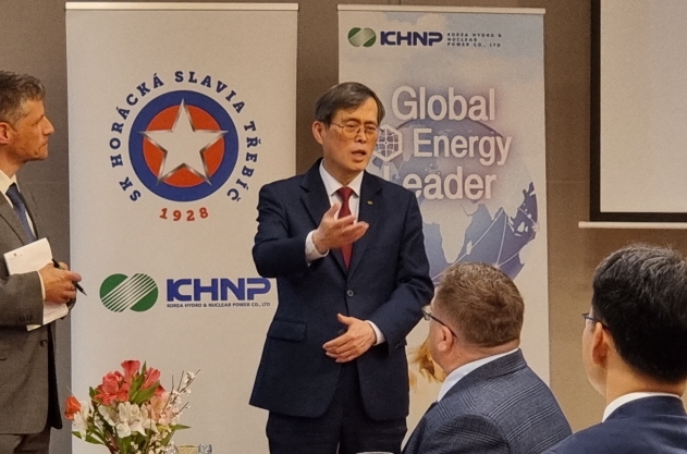 정재훈 한수원 사장이 지난 3월 22일 체코 신규원전 건설 예정지인 트레비치를 방문, 발레츠호텔에서 지역 주요인사들과 면담을 통해 한수원과 원전 건설 지역과의 협력 방안을 설명하고 있는 모습. (사진=한수원 제공)