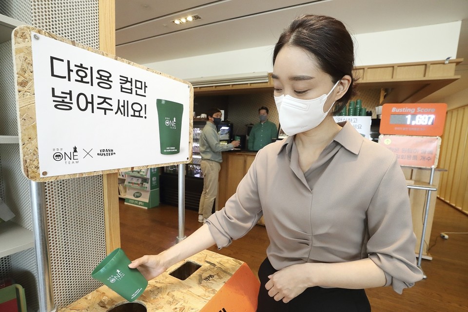 매일유업 광화문 본사 사옥 사내 카페에 설치된 다회용컵 부스를 직원이 이용하고 있는 모습. (사진=KT 제공)