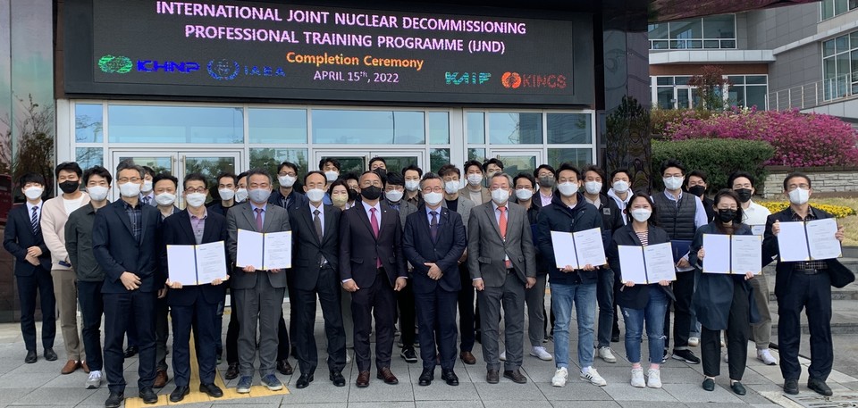 수료생들이 기념촬영을 하고 있다. (사진=한수원 제공)