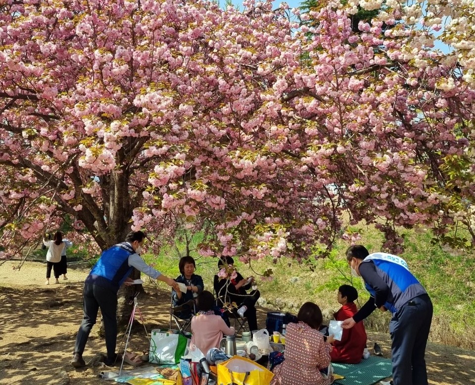 신사업본부 수소융복합처 임직원들이 청렴 캠페인에 나서고 있는 모습. (사진=한수원 제공)