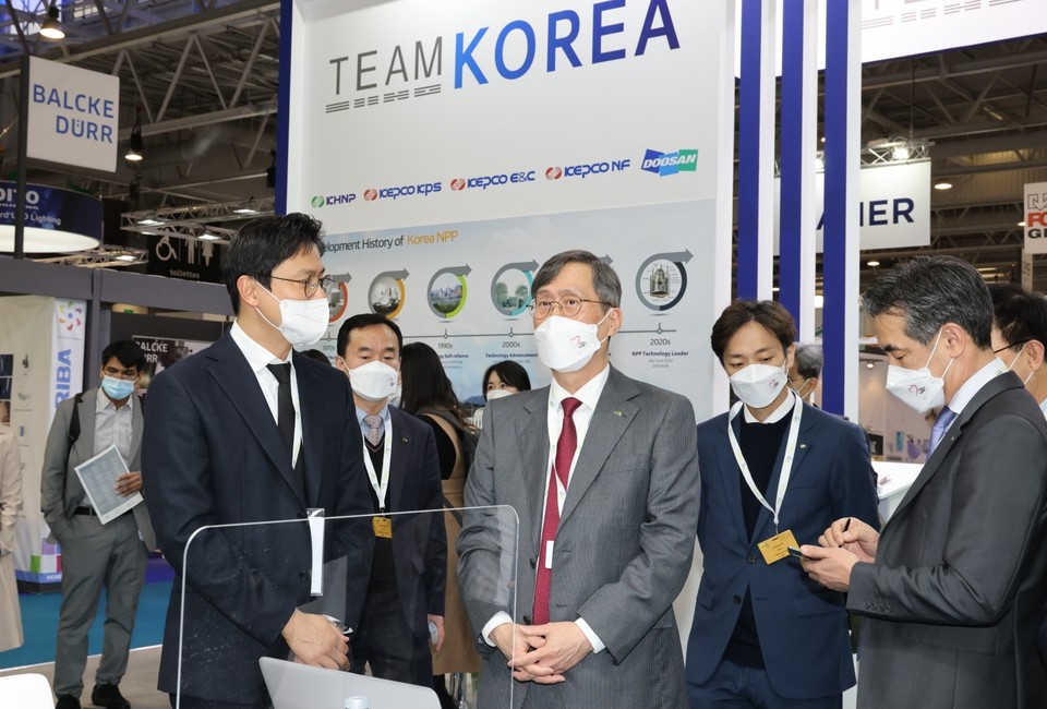 2021년 11월 30일 부터 3일간 프랑스 파리에서 열린 '2021 세계원자력전시회'에서 한수원이 협력중소기업의 기술을 홍보하기 위해 홍보부스를 운영할 수 있도록 지원했다. 홍보부스를 살펴보고 있는 정재훈 사장(왼쪽에서 두 번째). (사진=한수원)