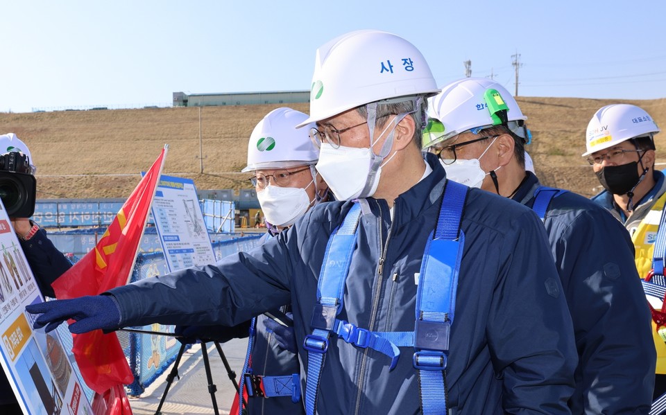 정재훈 사장은 취임 이후 100여 개가 넘는 협력기업을 방문하는 등 밀착 현장 행보를 보이고 있다. (사진=한수원)