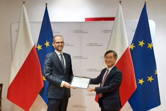 남요식 한수원 성장사업본부장(오른쪽)이 현지시간으로 21일 폴란드 신규원전 건설사업의 정부 주무부처인 기후환경부를 방문해 신규원전 사업제안서를 제출하고 있다. (사진=한수원 제공)