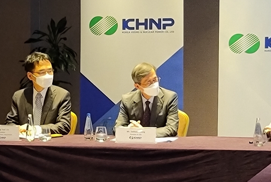 정재훈 한수원 사장(오른쪽)이 지난해 11월 5일 폴란드 바르샤바 쉐라톤그랜드호텔에서 폴란드 언론 기자들을 초청한 미디어 브리핑을 통해 한수원과 한국 원전의 안전성 및 기술력을 홍보하고 있는 모습. (사진=한수원 제공)