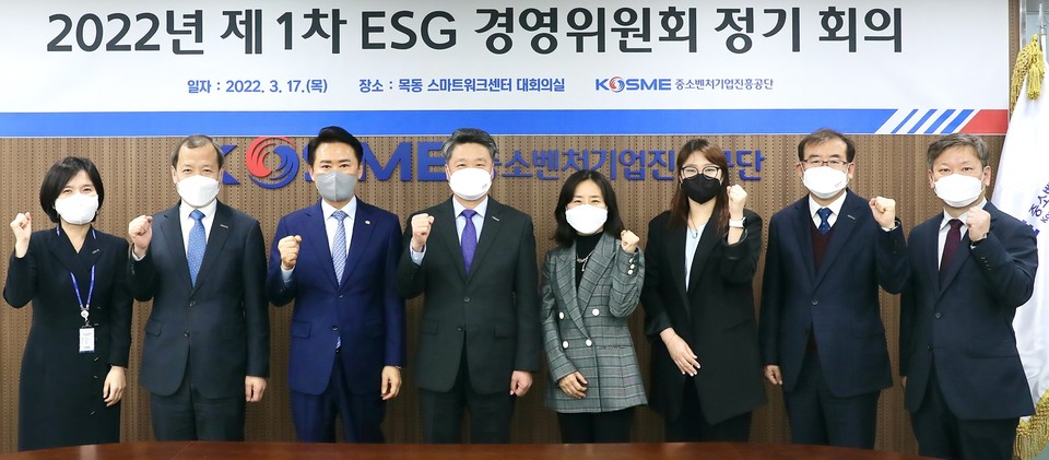 3월 17일(목) 오후 열린 중진공 제1차 ESG 경영위원회에서 (왼쪽에서 세 번째부터)서동만 글로벌CEO클럽 회장, 김학도 중진공 이사장, 박혜린 옴니시스템(주) 대표이사, 이준희 법무법인(유) 지평 ESG센터 그룹장이 기념촬영을 하고 있다. (사진=중진공)