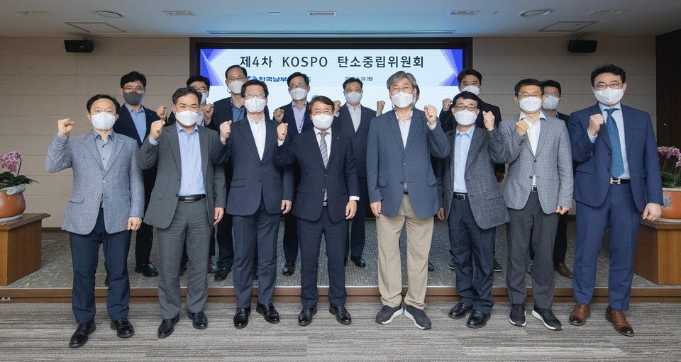 이승우 사장(앞줄 왼쪽 네 번째)이 제4차 탄소중립위원회를 개최하고 참석한 위원들과 함께 기념 촬영을 하고 있다. (사진=남부발전 제공)