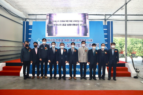 (왼쪽부터)김종수 경상북도 농축산유통국장, 정창남 농림축산식품부 축산환경자원과 서기관, 이성호 청송군 부군수, 이준호 켑코이에스 대표, 강성조 경상북도 부지사, 김숙철 한국전력 기술혁신본부장, 김규원 규원테크 대표, 이만근 한국전력 경북본부장, 제갈성 한국전력 전력연구원 부원장, 심재구 한국전력 전력연구원 에너지환경연구소장이 기념촬영을 하고 있다. (사진=한전 제공)