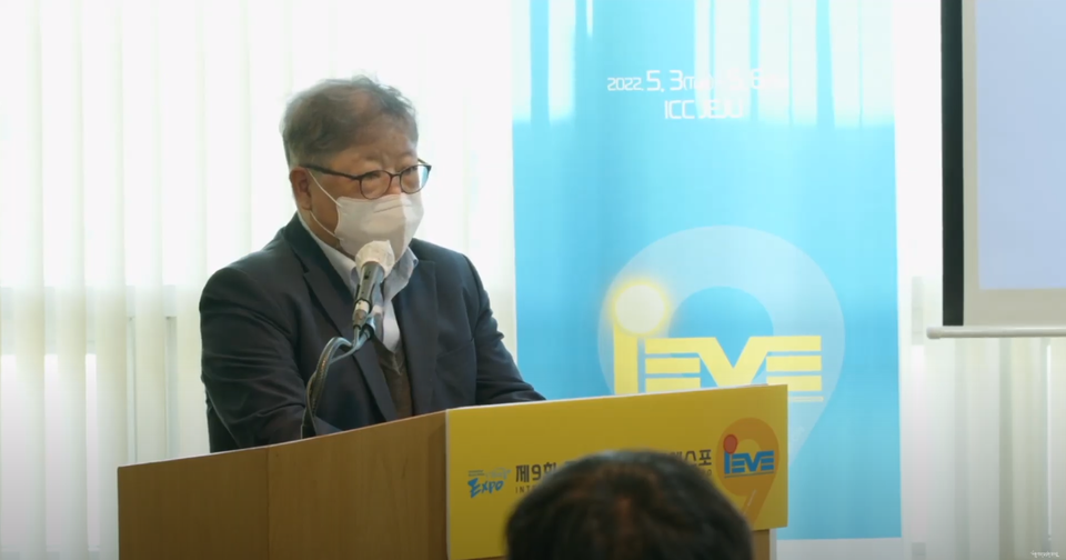 서 전영환 에너지전환포럼 대표가 인사말을 하고 있다. (사진=에너지전환포럼 유튜브 갈무리)