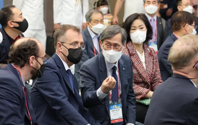 국제전기자동차엑스포를 방문한 정재훈 사장(왼쪽에서 세 번째). (사진=정재훈 사장 SNS 갈무리)