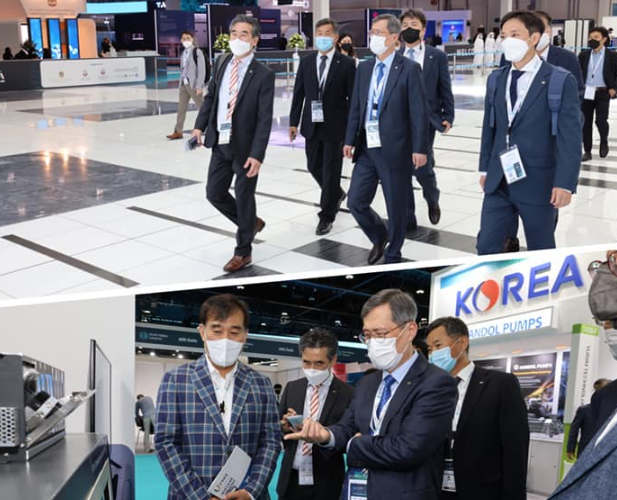 11일 정재훈 한수원 사장이 WUC 행사장에서 기업들의 홍보부스를 둘러보며 관계자와 이야기하고 있다. (사진=정재훈 사장 SNS)