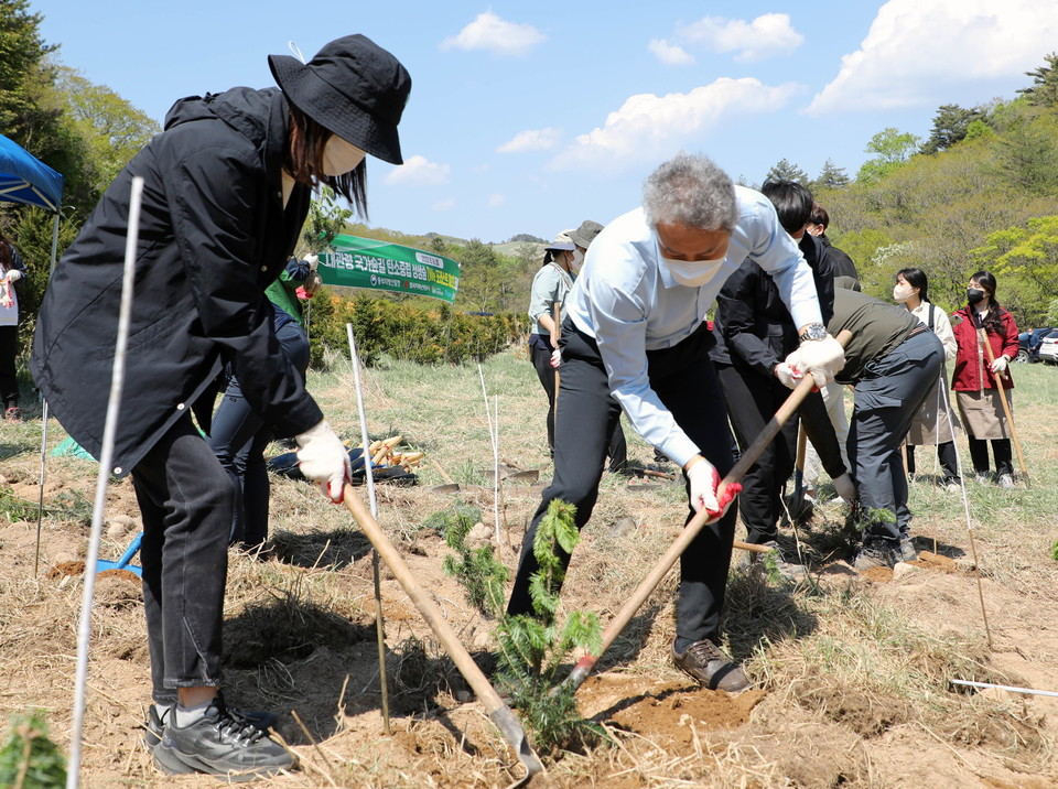 나무심기를 하고 있는 사람들. (사진=한난 제공)