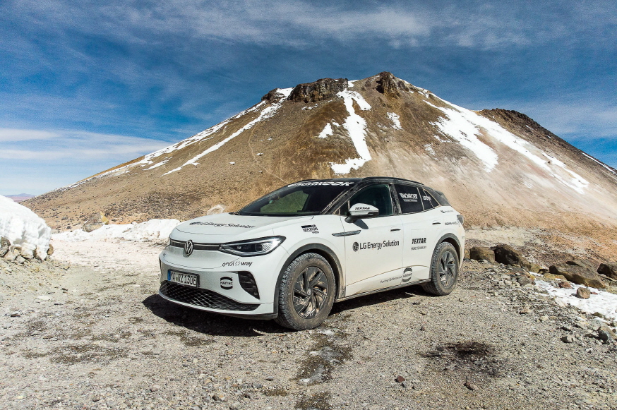 LG에너지솔루션 배터리를 탑재한 전기차 ID.4 GTX가 볼리비아 우투런쿠산을 주행하는데 성공하며 '세계 최고도(最高度) 주행 전기차’ 기네스 신기록을 세웠다. (사진=LG에너지솔루션 제공)