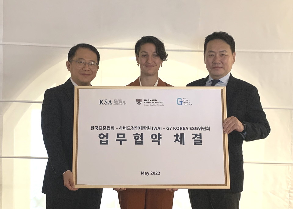 (왼쪽부터)한국표준협회 강명수 회장, 하버드경영대학원 케이티 파넬라(조지 세라핌 교수 대리), G7 Korea ESG위원회 문철우 위원장이 업무협약을 마치고 기념사진을 촬영하고 있다. (사진=한국표준협회 제공)