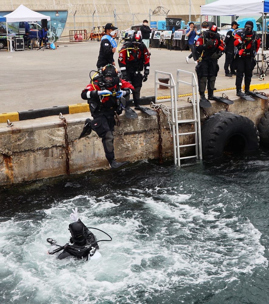 [사진2]LS전선이 강원도 동해시 묵호항에서 동해 해양경찰청, 해군 등과 물 속에서 폐어구와 폐타이어 등을 수거하고 있다(사진=)