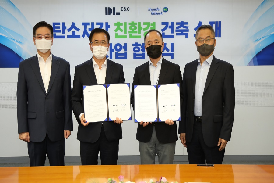 DL이앤씨와 현대오일뱅크가 지난해 8월 12일 서울 중구 현대오일뱅크 서울사무소에서 ‘탄소저감 친환경 건축 소재 사업 협약’을 체결했다. 강달호 현대오일뱅크 사장(왼쪽 두 번째), 마창민 DL이앤씨 대표(왼쪽 세 번째) 등 참석자들이 기념촬영을 하고 있다. (사진=현대오일뱅크 제공)