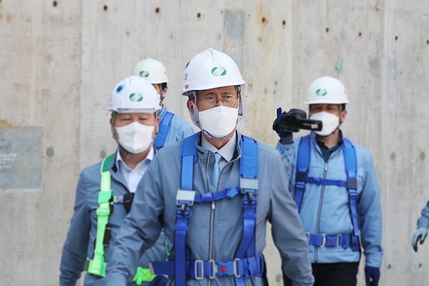 정재훈 한수원 사장(오른쪽 두 번째)이 월 31일 고리 2호기를 찾아 운전상황을 점검하는 등 하계전력수급에 대비해 특별점검을 시행하고 있는 모습. (사진=정재훈 사장 SNS)