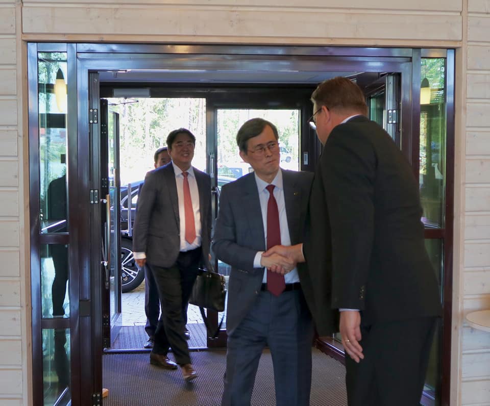 핀란드 사용후핵연료 영구처분장 포시바를 방문한 정재훈 사장(가운데).