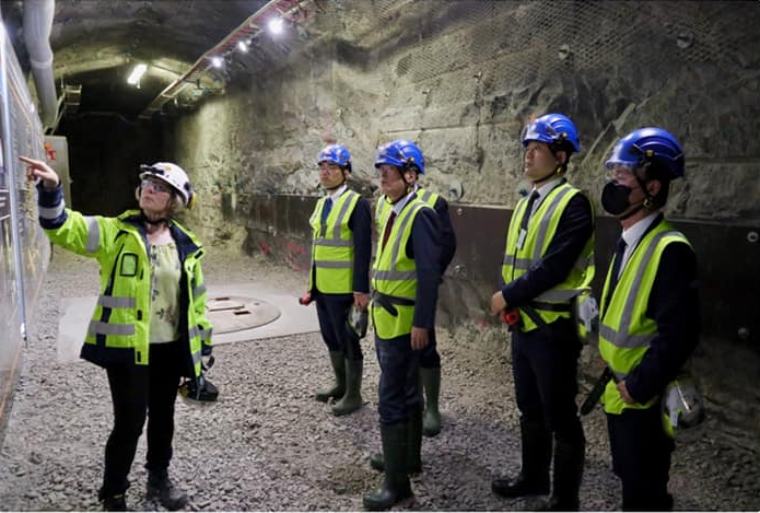 사용후핵연료 영구처분장 온칼로를 탐방 중인 정재훈 사장(왼쪽에서 세 번째).