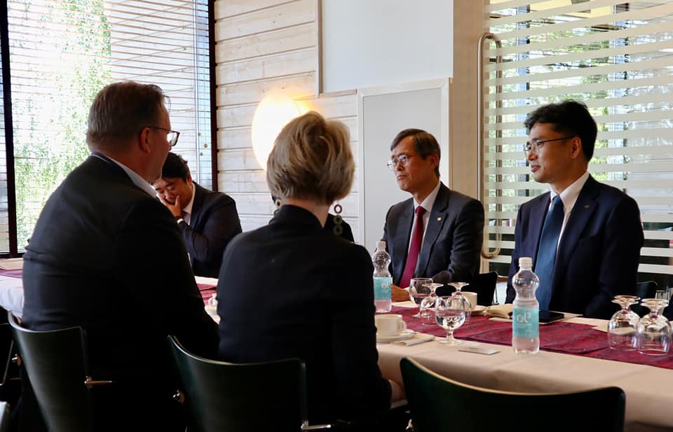 핀란드 사용후핵연료 영구처분장 포시바 CEO 쟌 모카와 의견을 교환 중인 정재훈 사장(오른쪽에서 두 번째).