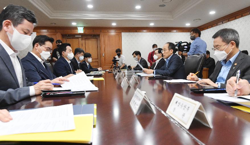 19일 오후 서울 종로구 정부서울청사에서 ‘제1차 비상경제장관회의’가 열리고 있는 모습.  (사진=기획재정부 제공)
