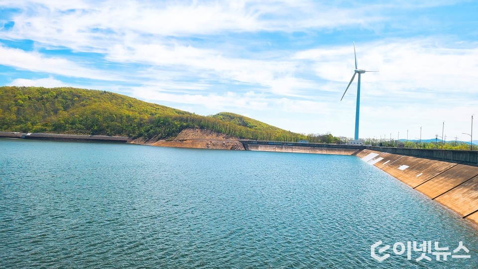 1996년에 착공해 2006년 8월 31일 완공된 국내 최대 규모 '양양양수발전소'. 남대천으로부터 물을 모아 전기를 생산하며 250MW 발전기 4기가 설치돼 있다. (사진=이넷뉴스)