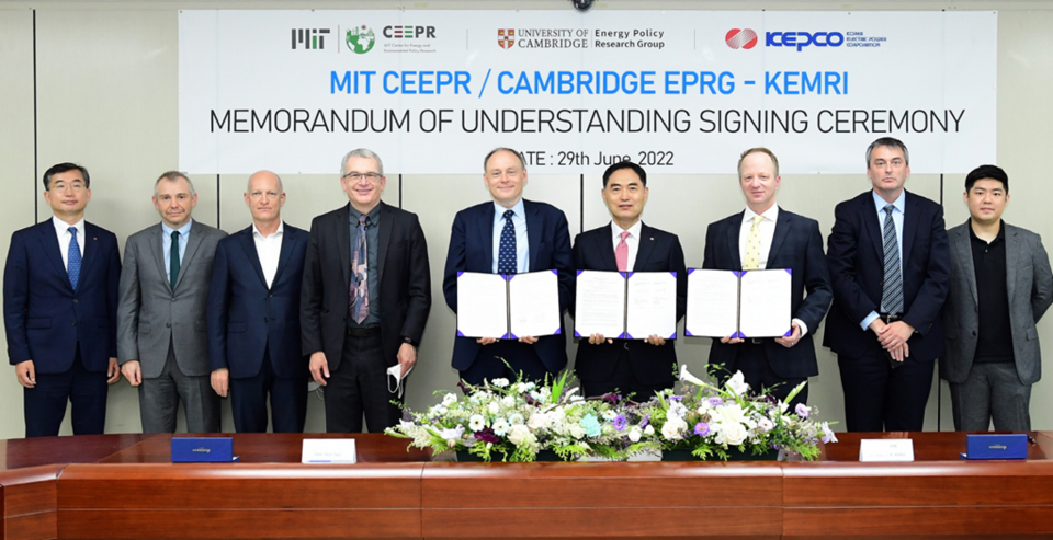 한전 박헌규 미래전략기획본부장(왼쪽에서 여섯 번째), 캠브리지 EPRG 마이클 폴리트(Michael Pollitt) 교수(왼쪽에서 다섯 번째), MIT CEEPR 크리스토퍼 크니텔(Christopher Knittel) 교수(왼쪽에서 일곱 번째) 등이 기념촬영을 하고 있다. (사진=한전 제공)