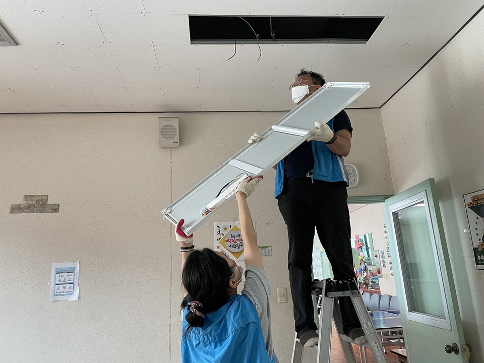 제주에너지공사 직원들이 지역아동센터 LED 등을 교체하고 있다. (사진=제주에너지공사 제공)