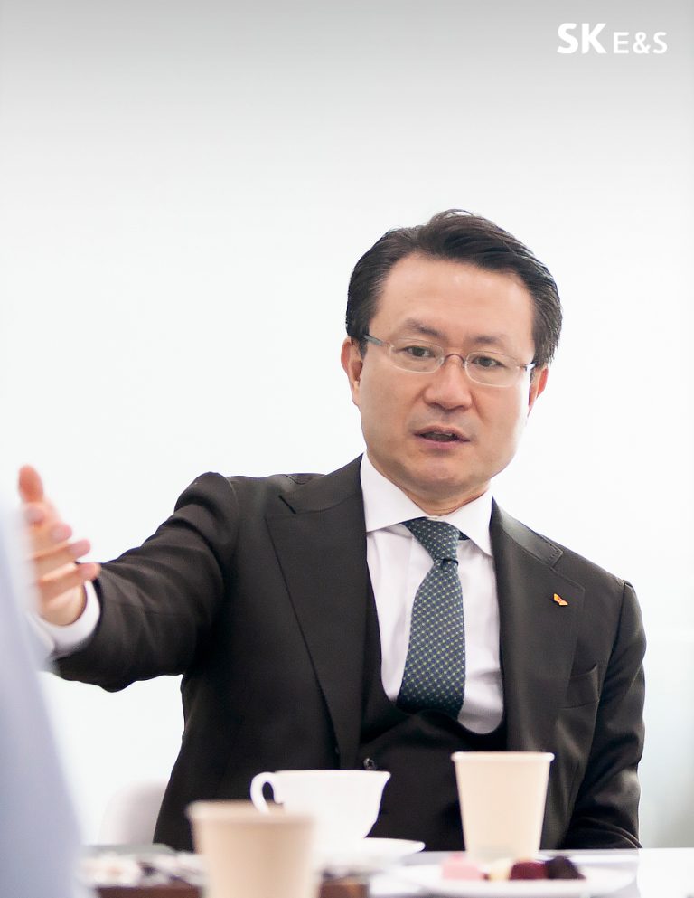 인터뷰 중인 유정준 SK E&S 대표이사 부회장. (사진=SK E&S 제공)