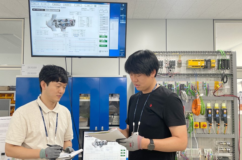 연구진이 대용량 풍력발전기용 사전검증시스템 시험 시나리오에 대해 협의하고 있다 . (사진=한국에너지기술연구원 제공)