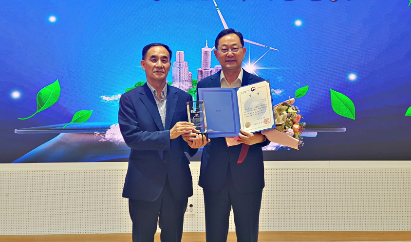 친환경 대상을 수상한 명현관 해남군수(오른쪽)가 기념촬영을 하고 있다. (사진=해남군 제공)